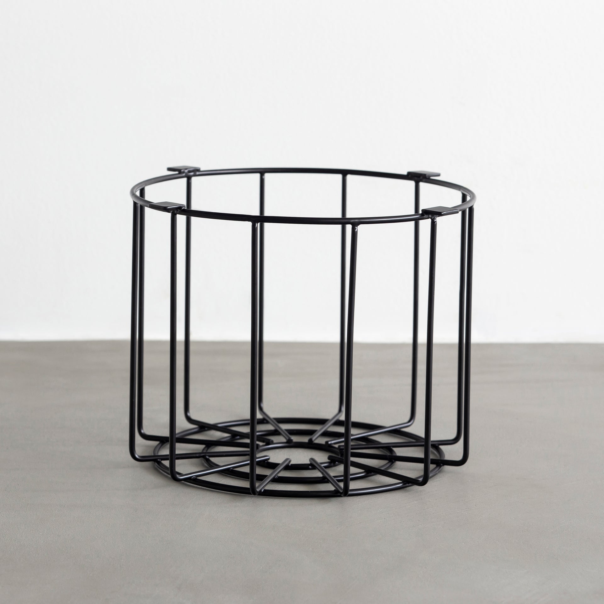 KANADEMONOのテーブルに収まるブラックのシンプルなワイヤーバスケットとトレーのセット（ワイヤーバスケット）