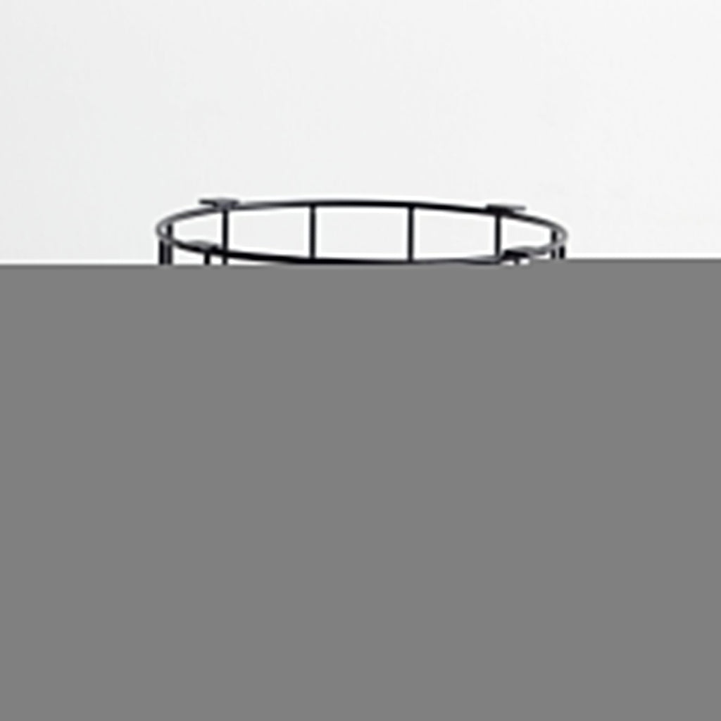 KANADEMONOのテーブルに収まるブラックのシンプルなワイヤーバスケットとトレーのセット（ワイヤーバスケット）