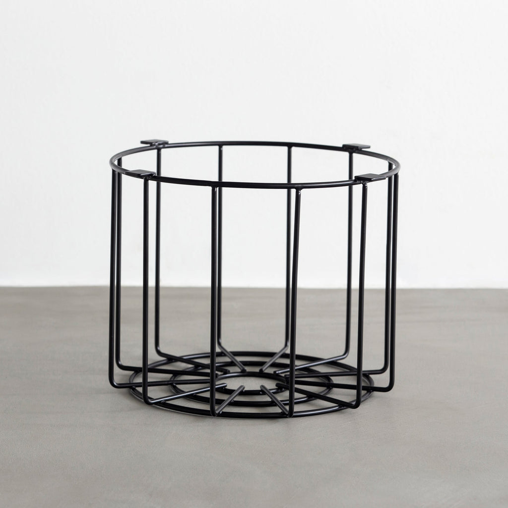 KANADEMONOのテーブルに収まるブラックのシンプルなワイヤーバスケットとトレーのセット（ワイヤーバスケット）