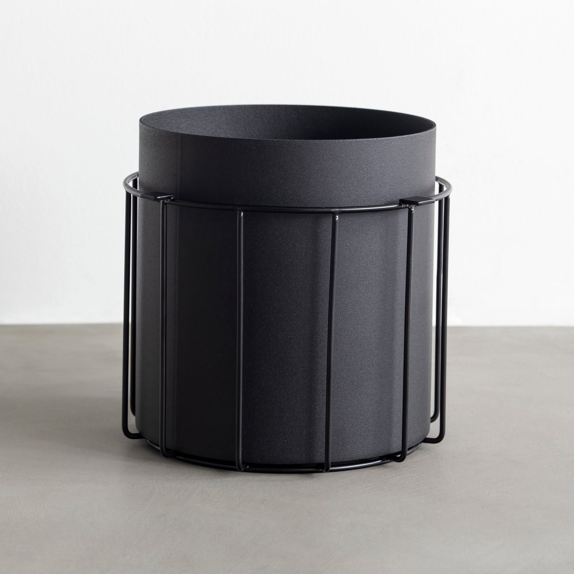 KANADEMONOのテーブルに収まるブラックのシンプルなワイヤーバスケットとトレーのセット