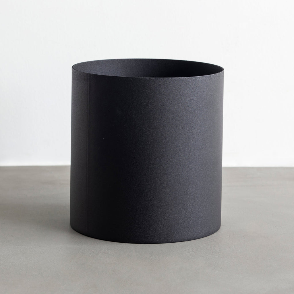 KANADEMONOのテーブルに収まるブラックのシンプルなワイヤーバスケットとトレーのセット（トレー）