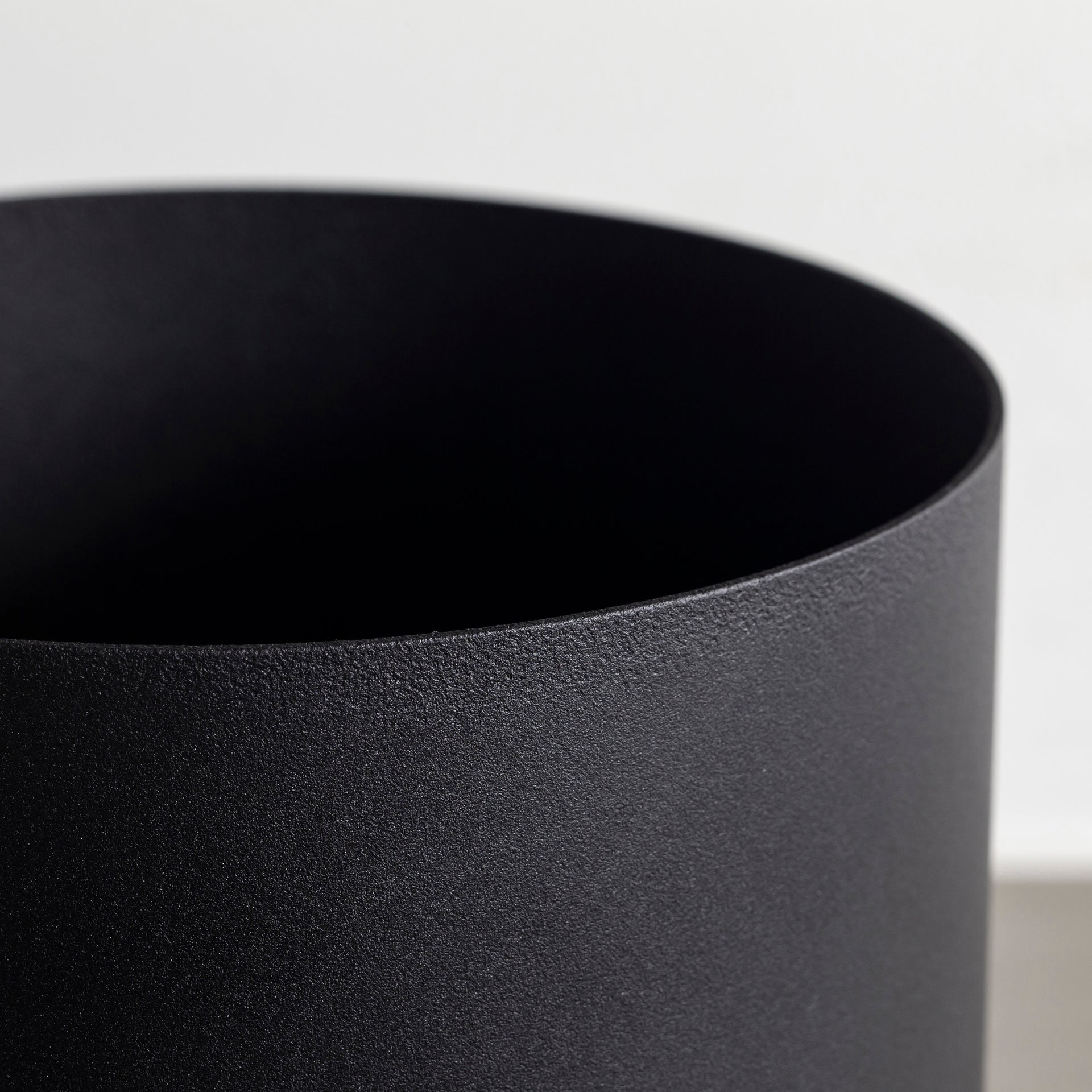 KANADEMONOのテーブルに収まるブラックのシンプルなワイヤーバスケットとトレーのセット（トレー・クローズアップ）