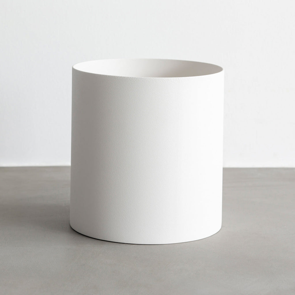 KANADEMONOのワイヤーバスケット付きのラバーウッド材ブラックブラウンカラー天板にマットホワイトのスクエア鉄脚を組み合わせたローテーブル（トレー）