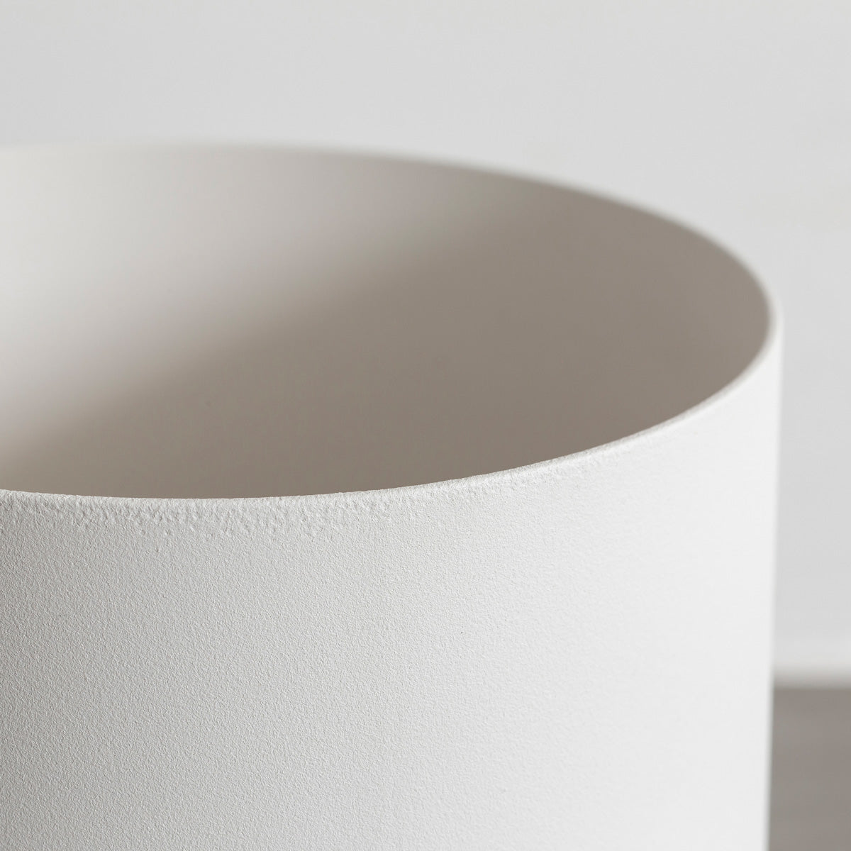 KANADEMONOのワイヤーバスケット付きのラバーウッド材ブラックブラウンカラー天板にマットホワイトのスクエア鉄脚を組み合わせたローテーブル（トレー・クローズ）