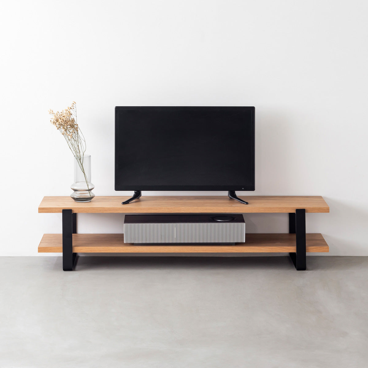 KANADEMONOのくるみ突板天板とブラックのアイアンフレームを組み合わせたテレビ台/ローテーブル（使用イメージ）
