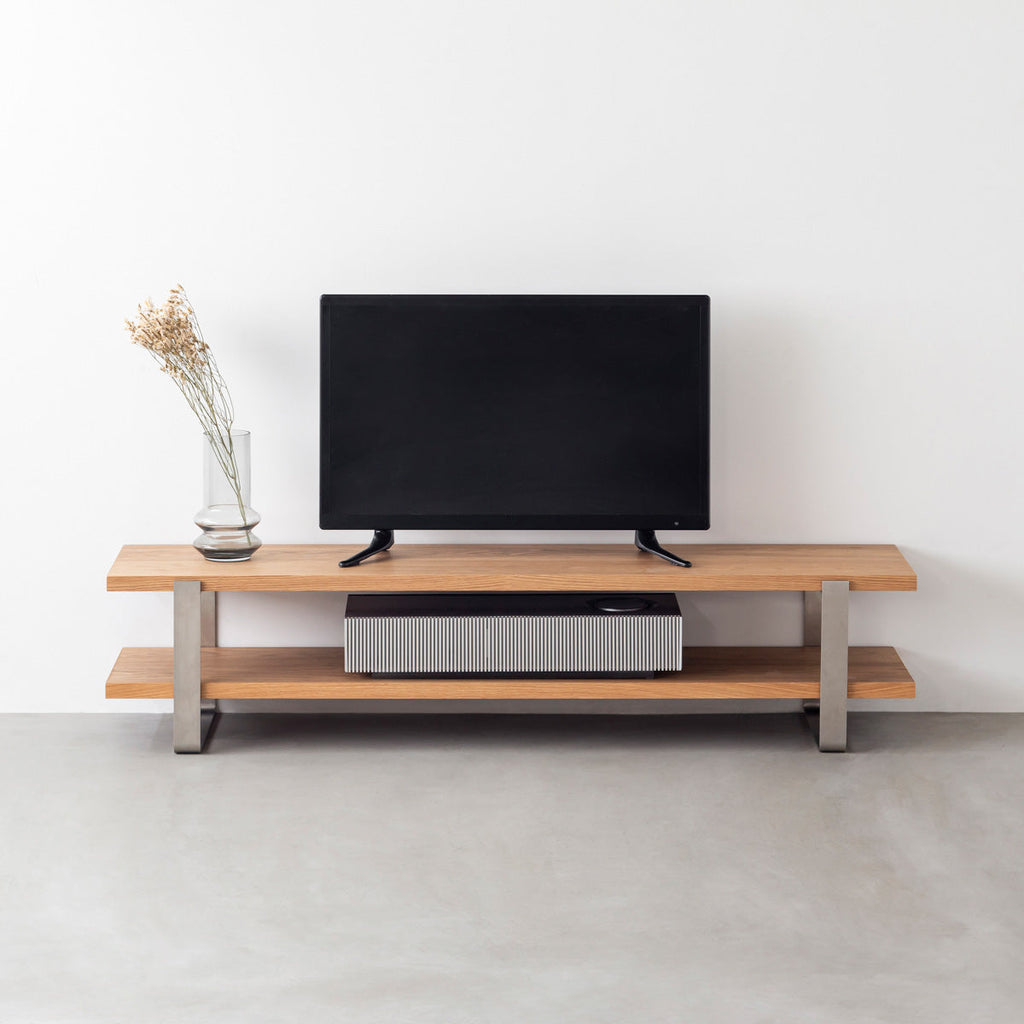 KANADEMONOのくるみ突板天板とステンレスフレームを組み合わせたテレビ台/ローテーブル（使用イメージ）