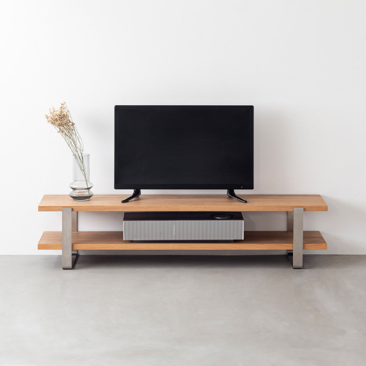 KANADEMONOのくるみ突板天板とステンレスフレームを組み合わせたテレビ台/ローテーブル（使用イメージ）
