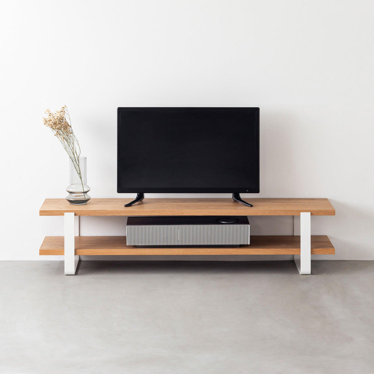 KANADEMONOのくるみ突板天板とホワイトのアイアンフレームを組み合わせたテレビ台/ローテーブル（使用イメージ）