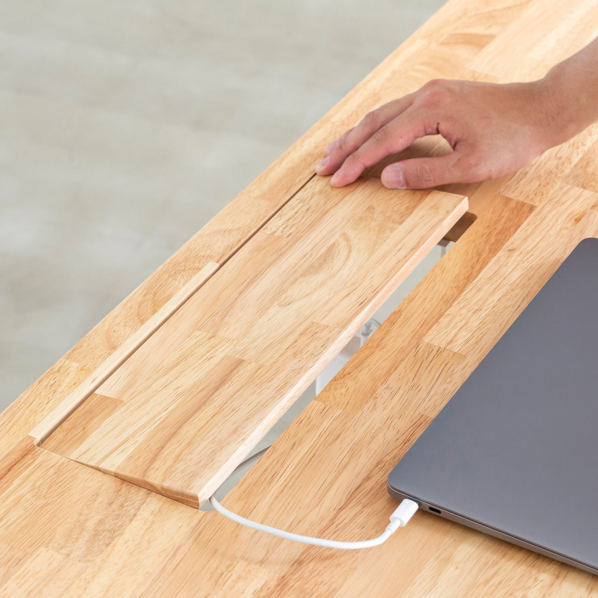 Kanademonoの見た目も機能もスマートなBlock&Tray配線孔フラットタイプ・ホワイト（使用イメージ3）