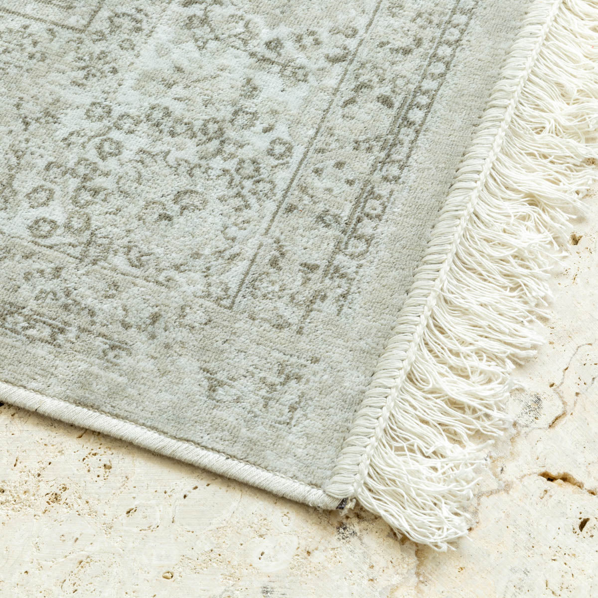 かなでもののビスコースを使用したホワイトとグレー、ライトグレー色の織り合わせが美しいヴィンテージ調ラグの角