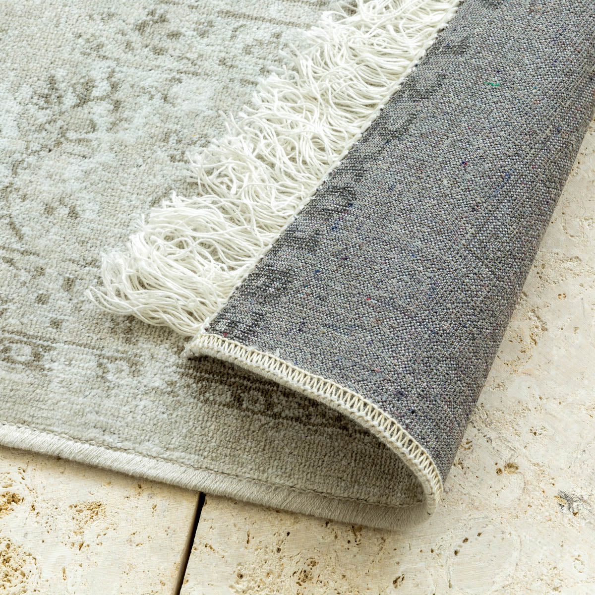 かなでもののビスコースを使用したホワイトとグレー、ライトグレー色の織り合わせが美しいヴィンテージ調ラグの裏面