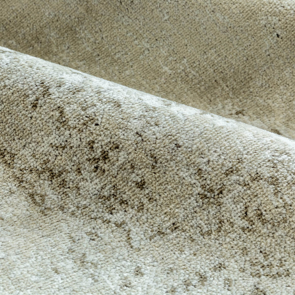 かなでもののビスコースを使用したホワイトとグレー、ライトグレー色の織り合わせが美しいヴィンテージ調ラグの表面