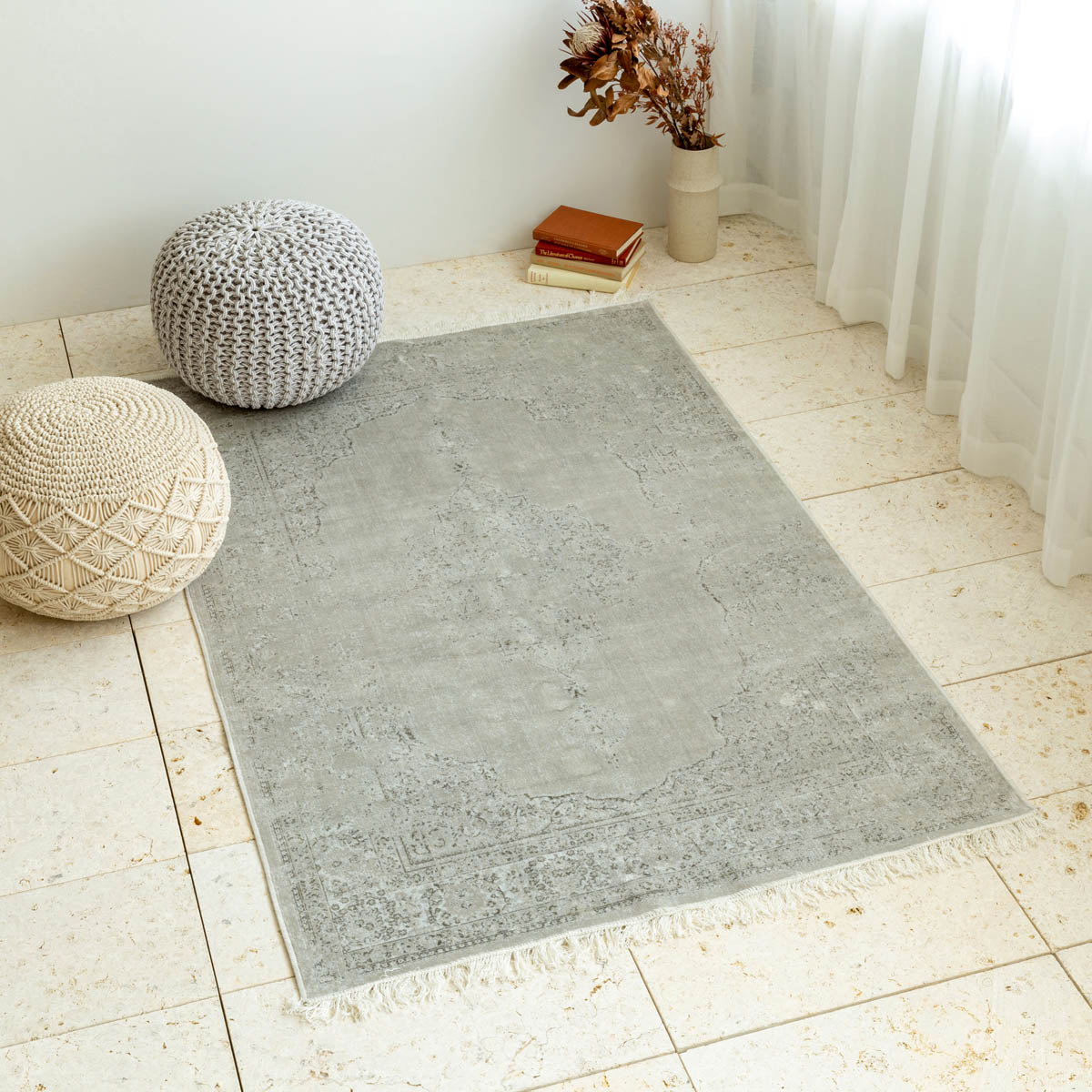 かなでもののビスコースを使用したホワイトとグレー、ライトグレー色の織り合わせが美しいヴィンテージ調ラグの使用例2