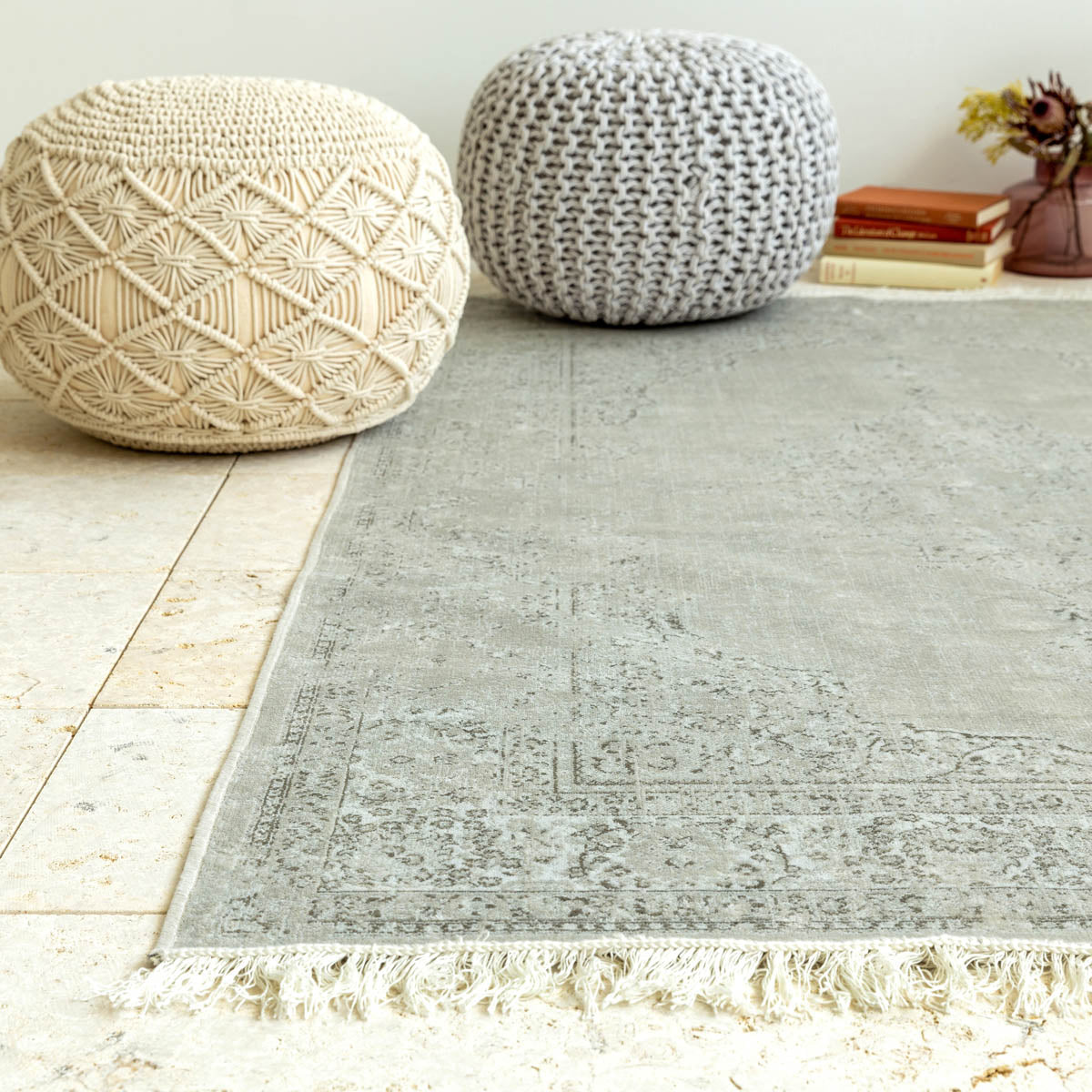かなでもののビスコースを使用したホワイトとグレー、ライトグレー色の織り合わせが美しいヴィンテージ調ラグの使用例3