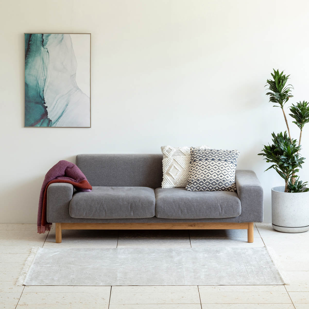 かなでもののビスコースを使用したホワイトとグレー、ライトグレー色の織り合わせが美しいヴィンテージ調ラグの使用例