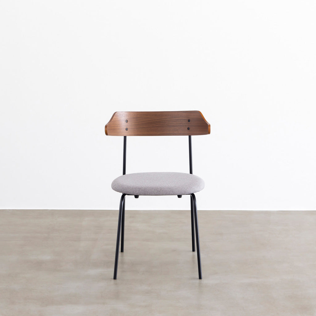 ウォルナット材プライウッドとスチールを組み合わせたブラウンのハーフアームのダイニングチェア（正面）