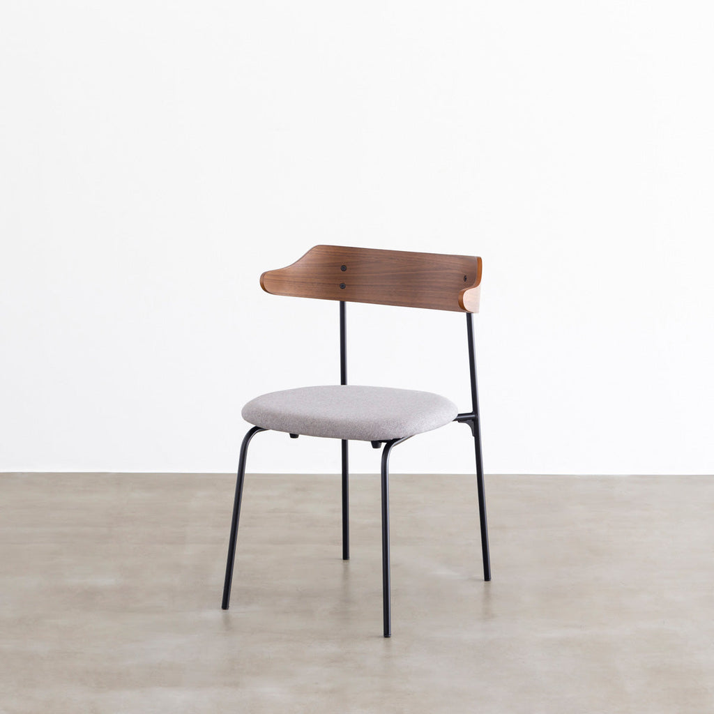 ウォルナット材プライウッドとスチールを組み合わせたブラウンのハーフアームのダイニングチェア（斜め）