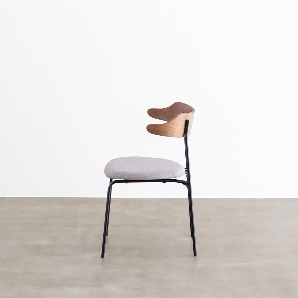 ウォルナット材プライウッドとスチールを組み合わせたブラウンのハーフアームのダイニングチェア（真横）