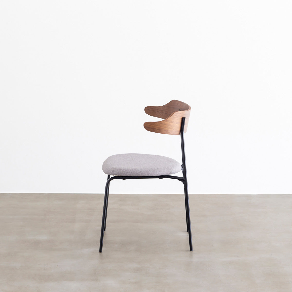 ウォルナット材プライウッドとスチールを組み合わせたブラウンのハーフアームのダイニングチェア（真横）