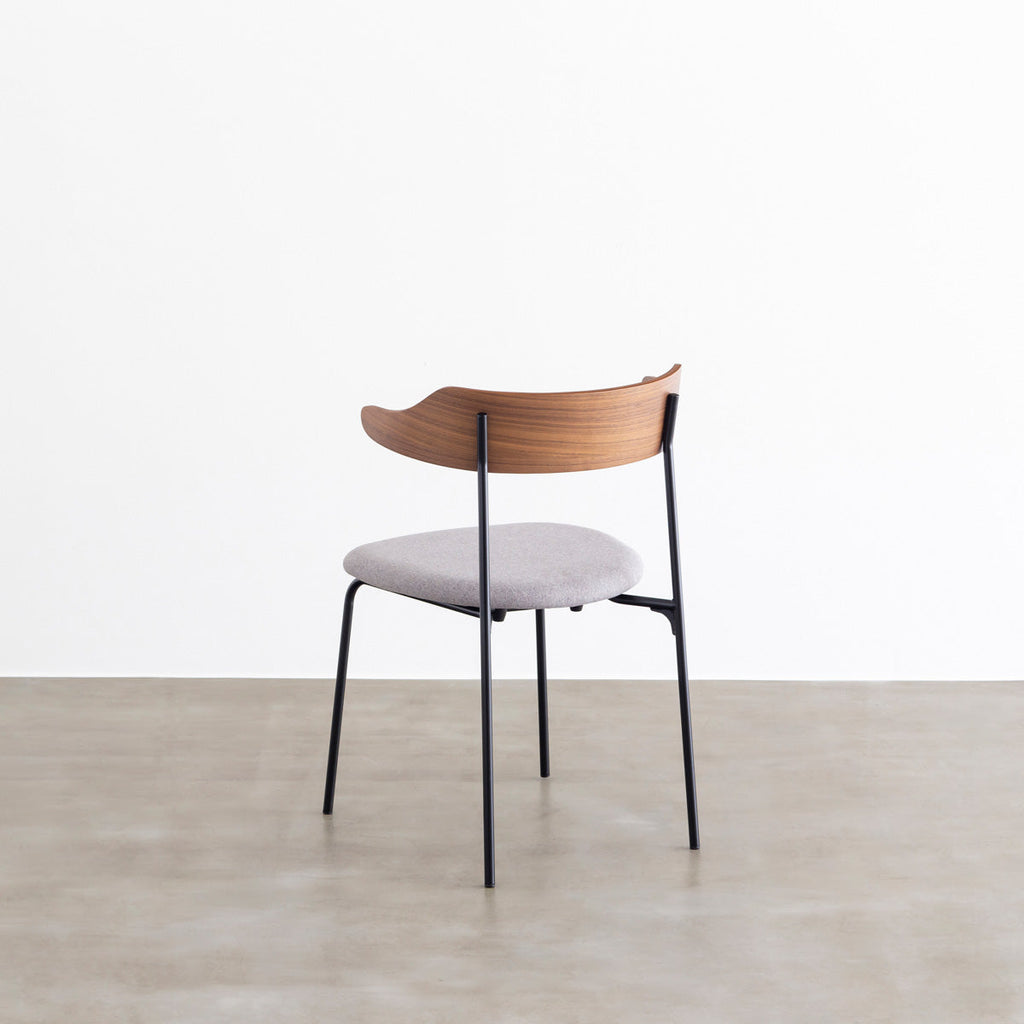 ウォルナット材プライウッドとスチールを組み合わせたブラウンのハーフアームのダイニングチェア（背面）