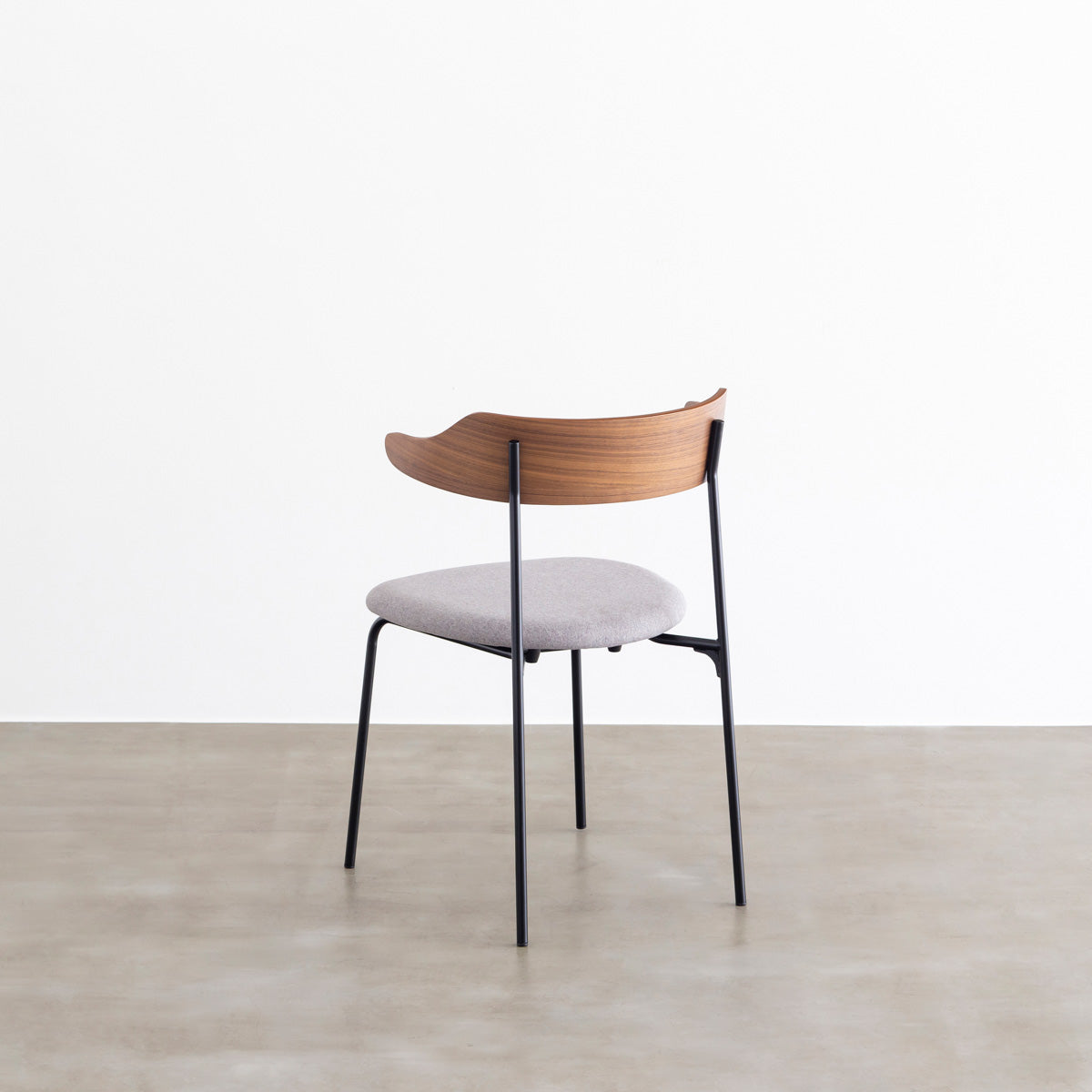 ウォルナット材プライウッドとスチールを組み合わせたブラウンのハーフアームのダイニングチェア（背面）