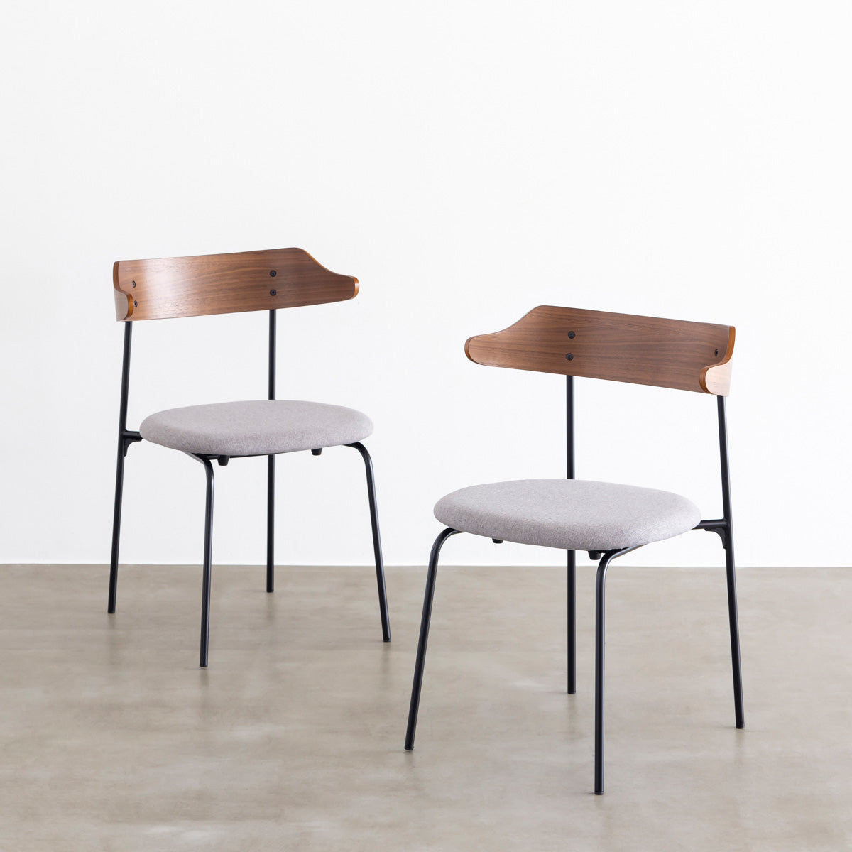 ウォルナット材プライウッドとスチールを組み合わせたブラウンのハーフアームのダイニングチェア（2脚セット）