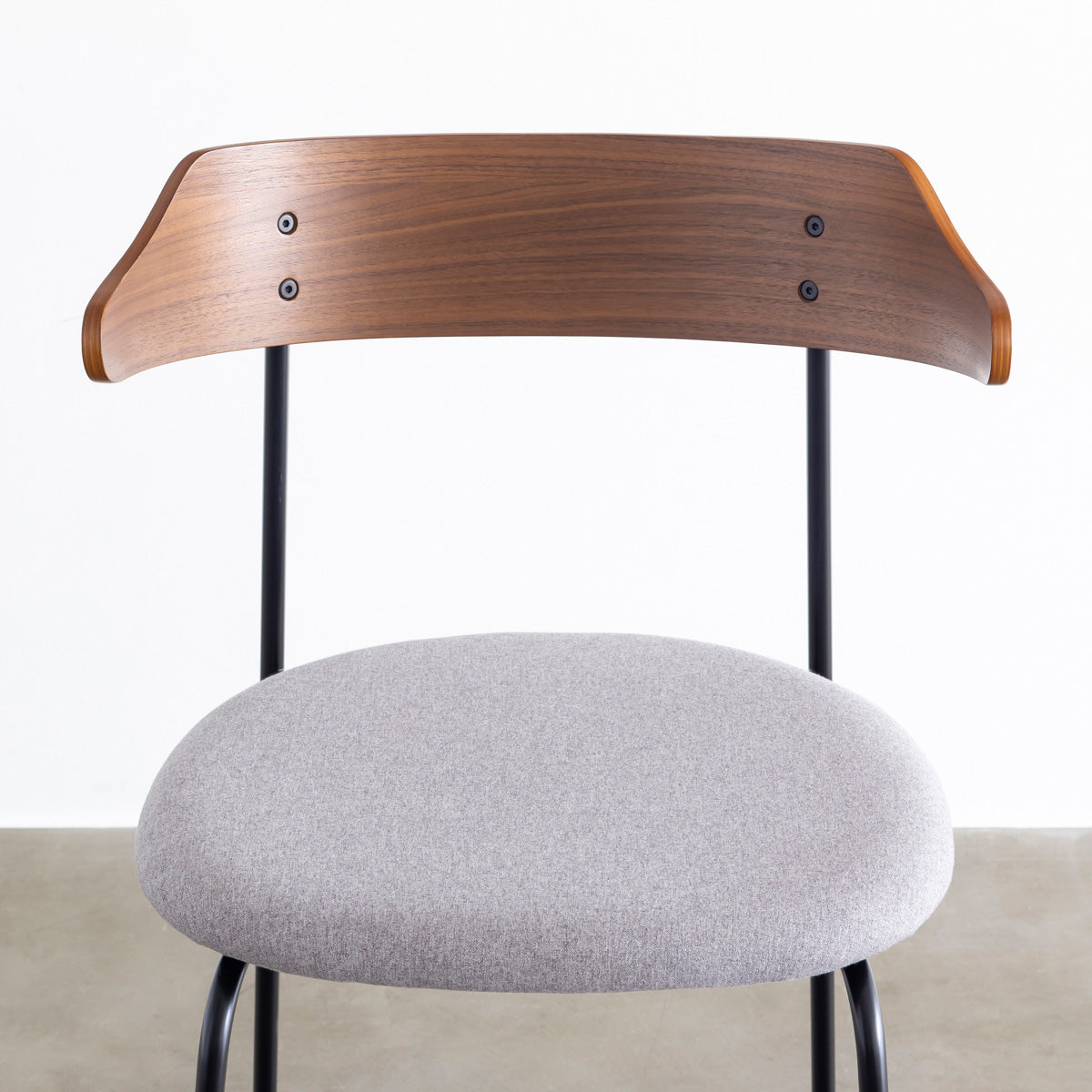 ウォルナット材プライウッドとスチールを組み合わせたブラウンのハーフアームのダイニングチェア（正面・クローズアップ）