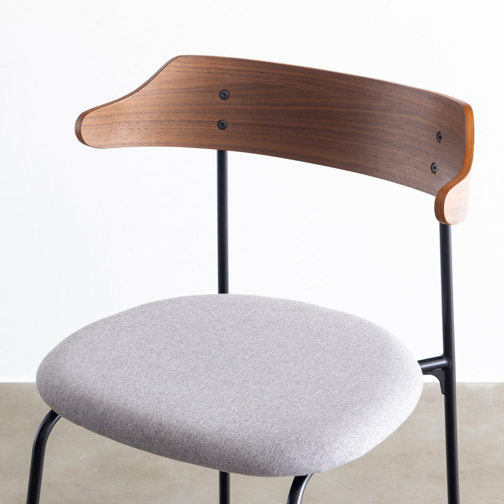 ウォルナット材プライウッドとスチールを組み合わせたブラウンのハーフアームのダイニングチェア（斜め向き・クローズアップ）