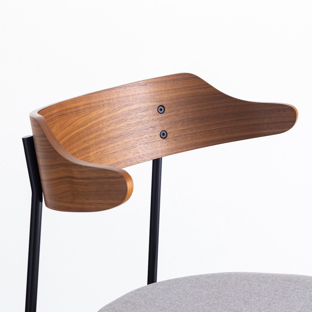 ウォルナット材プライウッドとスチールを組み合わせたブラウンのハーフアームのダイニングチェア（上部・クローズアップ）