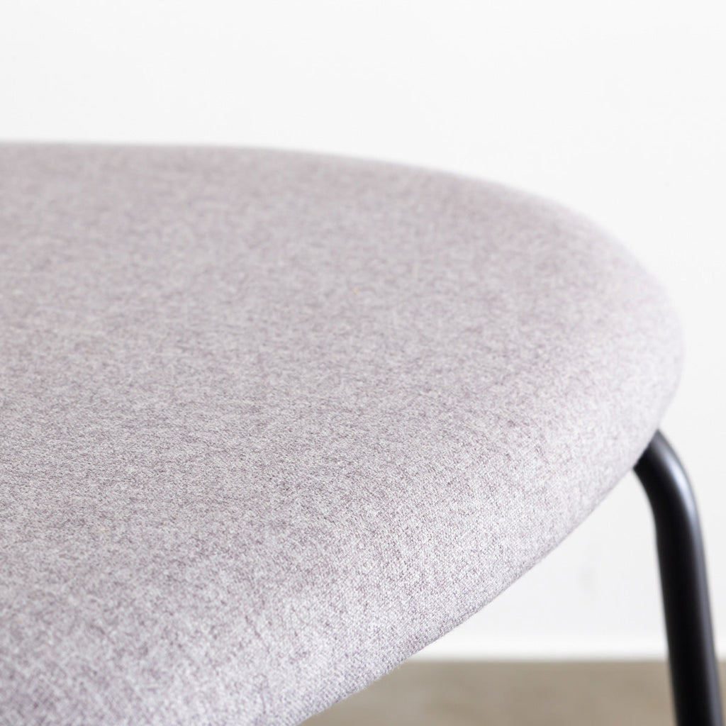 ウォルナット材プライウッドとスチールを組み合わせたブラウンのハーフアームのダイニングチェア（中部・クローズアップ）