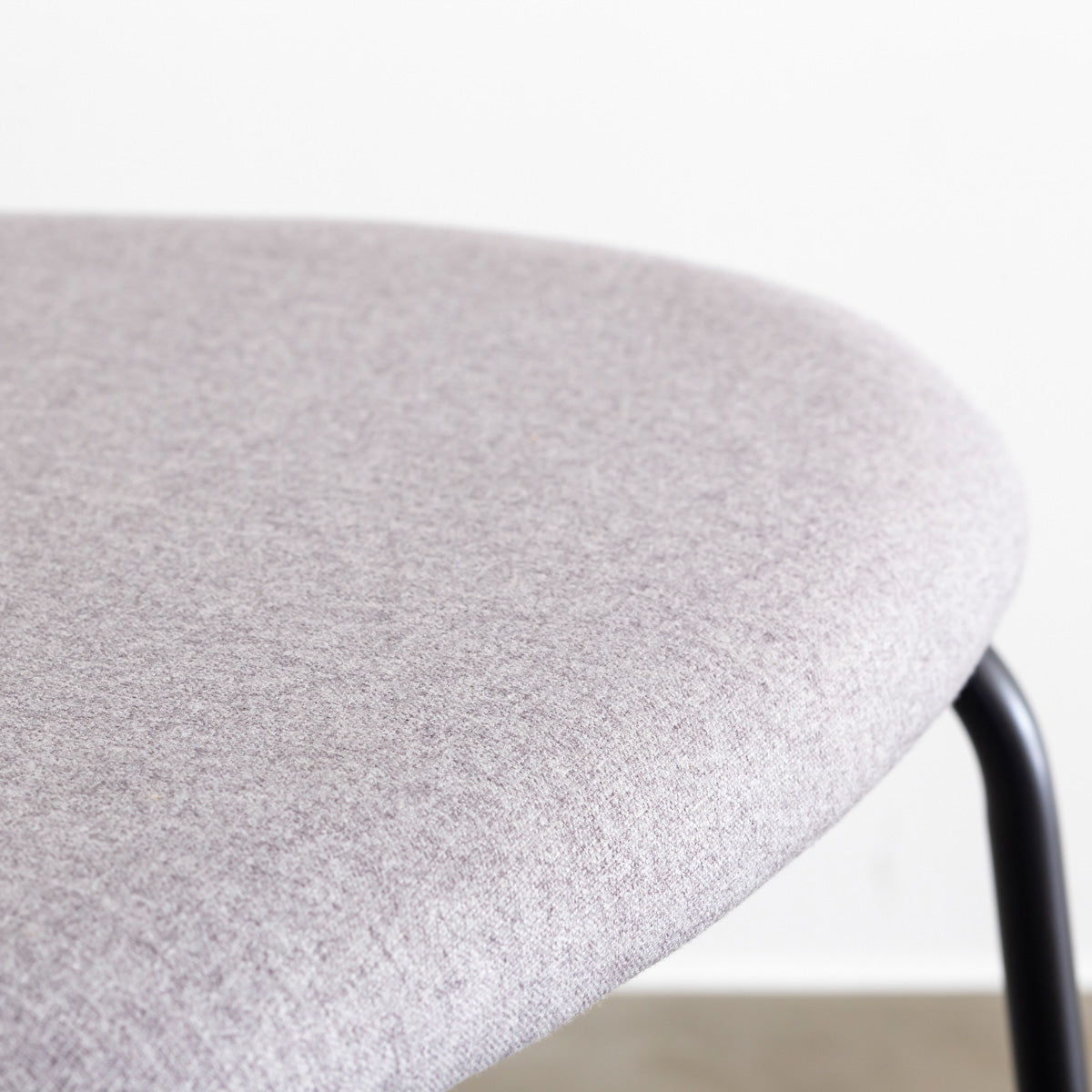 ウォルナット材プライウッドとスチールを組み合わせたブラウンのハーフアームのダイニングチェア（中部・クローズアップ）