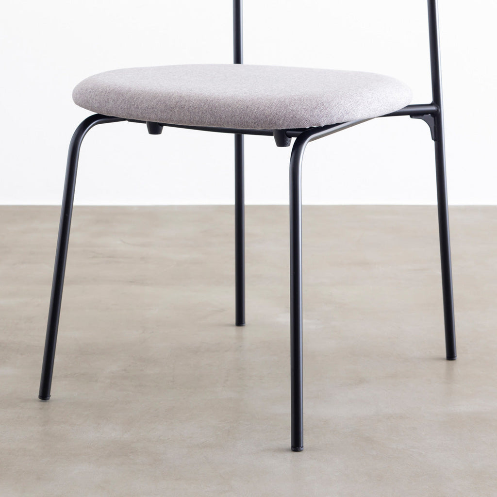 ウォルナット材プライウッドとスチールを組み合わせたブラウンのハーフアームのダイニングチェア（座面と脚部）