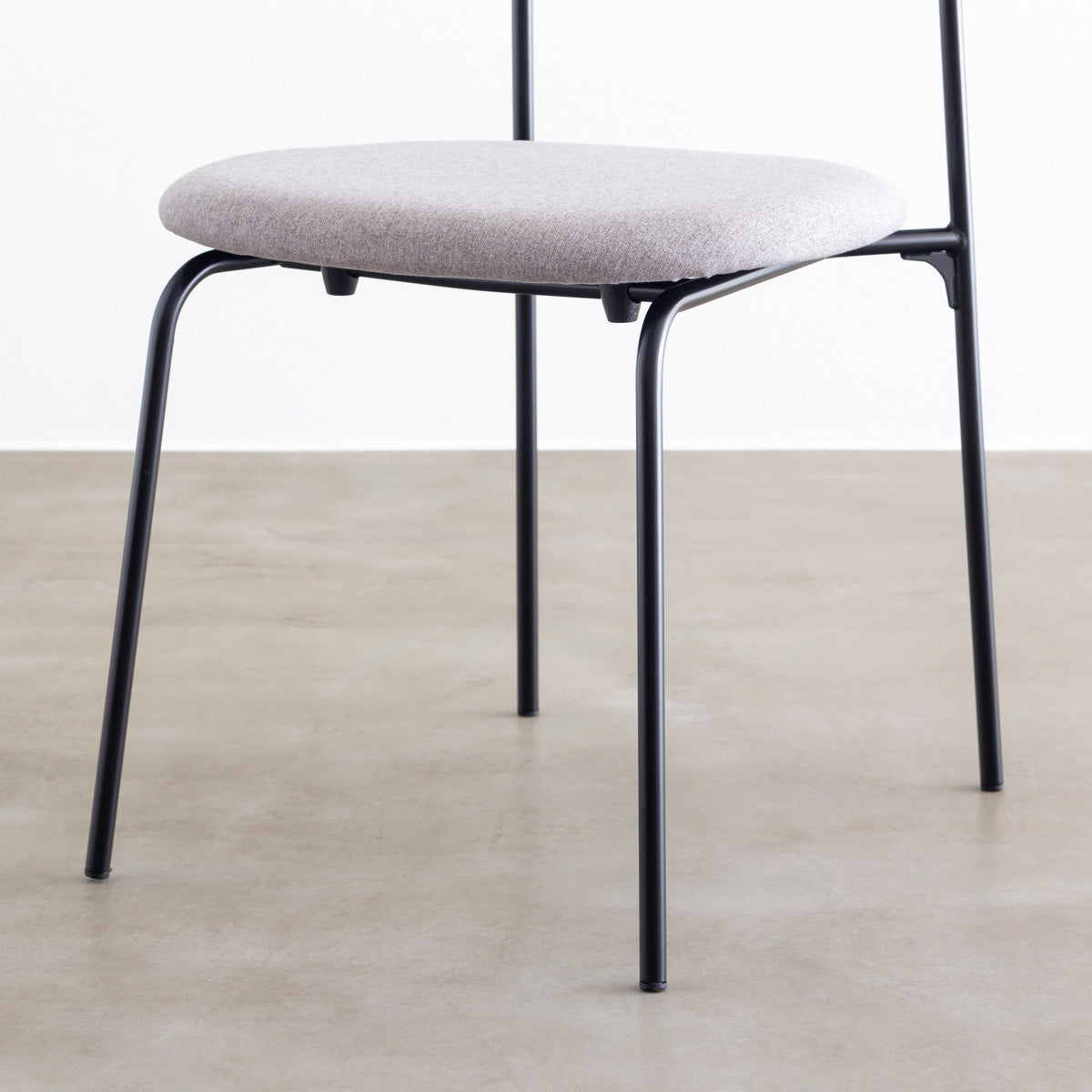 ウォルナット材プライウッドとスチールを組み合わせたブラウンのハーフアームのダイニングチェア（座面と脚部）