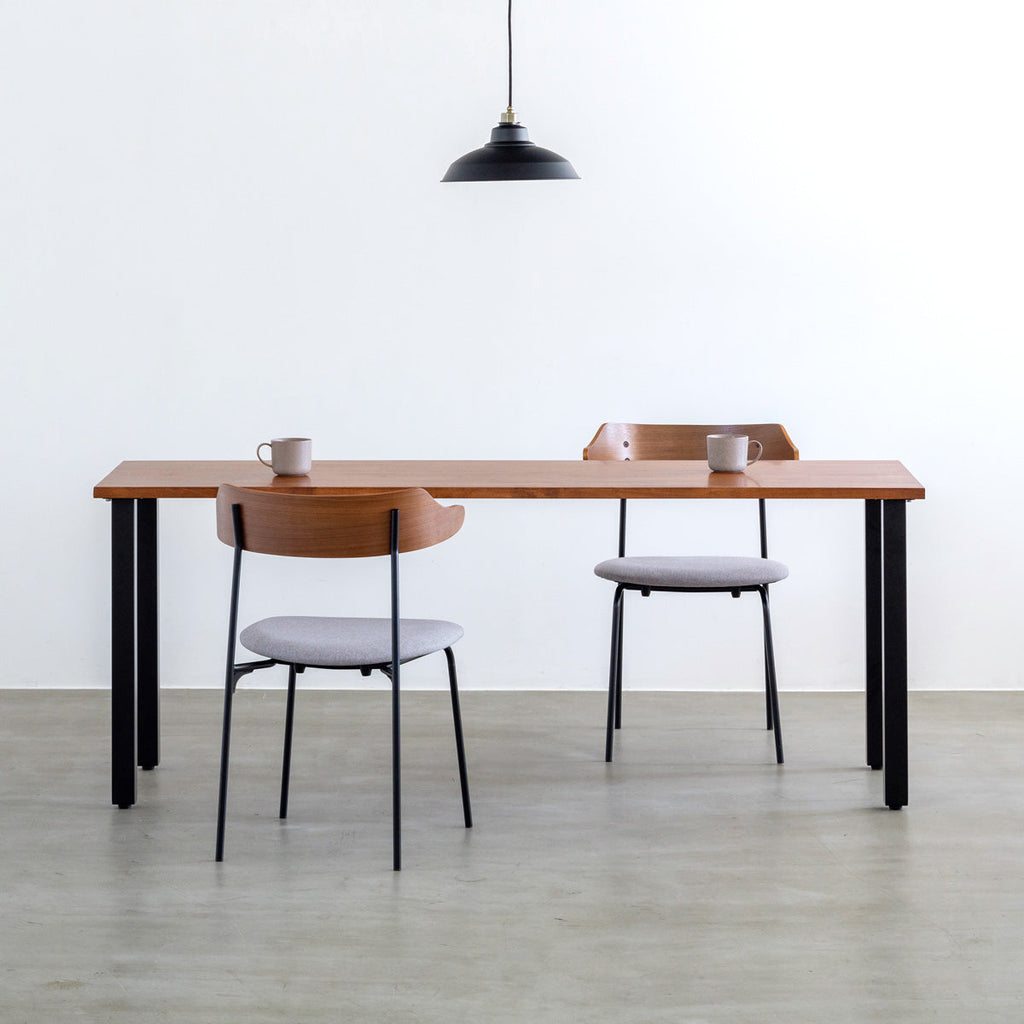 ウォルナット材プライウッドとスチールを組み合わせたブラウンのハーフアームのダイニングチェア（使用イメージ）