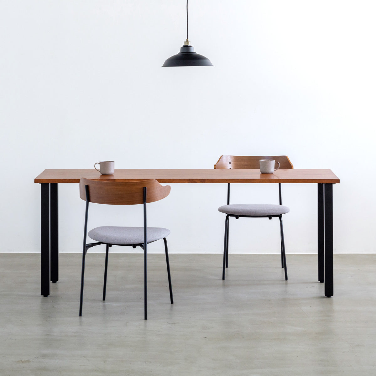 ウォルナット材プライウッドとスチールを組み合わせたブラウンのハーフアームのダイニングチェア（使用イメージ）