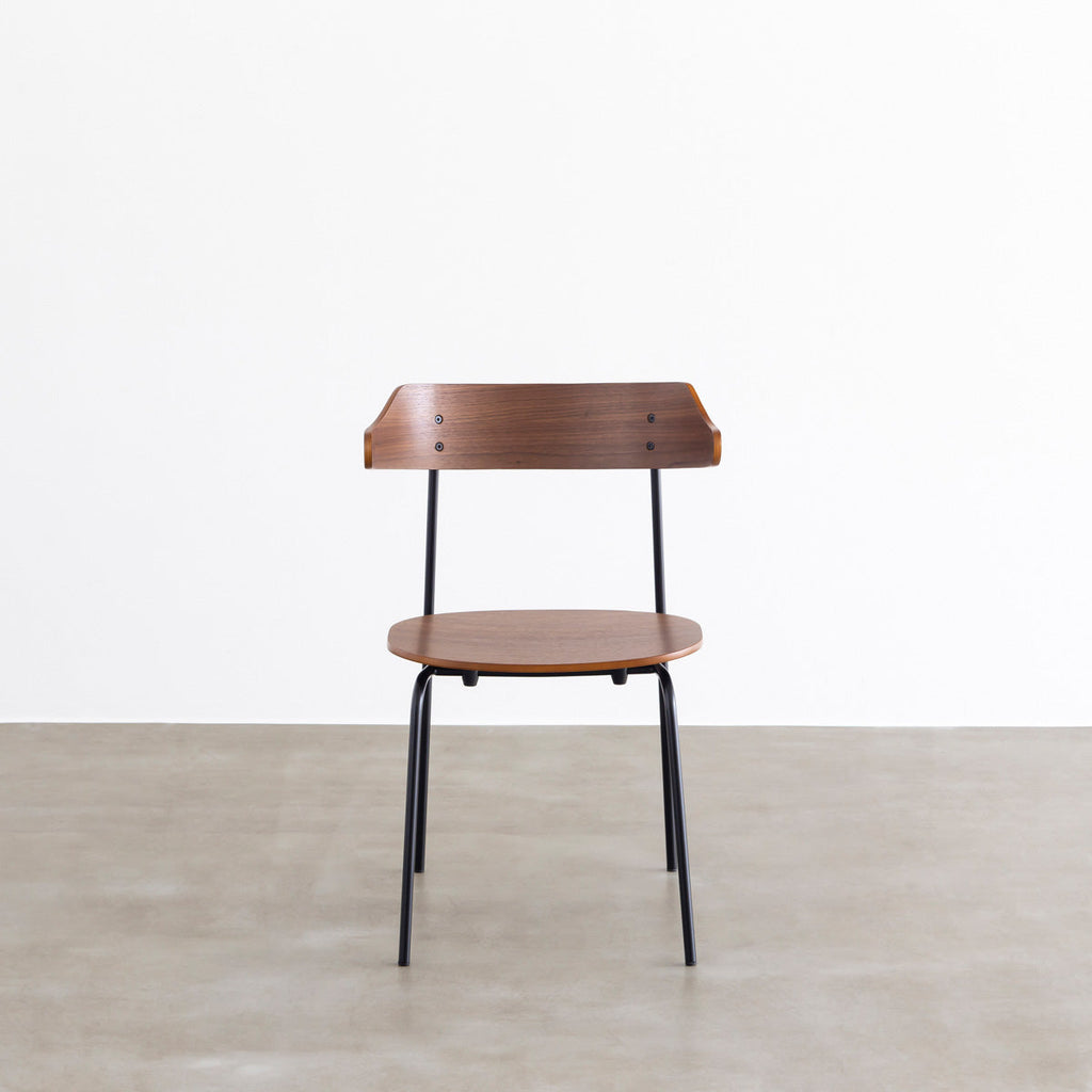 ウォールナット材プライウッドとスチールを組み合わせたブラウンのハーフアームの板座ダイニングチェア（正面）