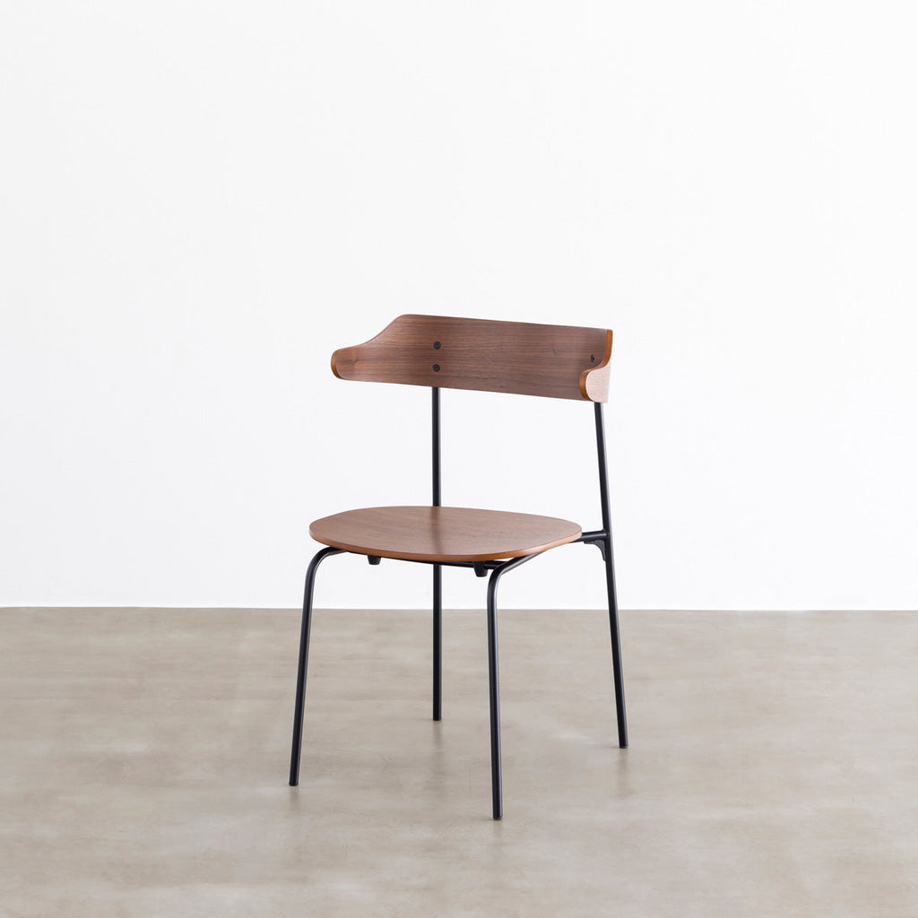 ウォールナット材プライウッドとスチールを組み合わせたブラウンのハーフアームの板座ダイニングチェア（斜め向き）