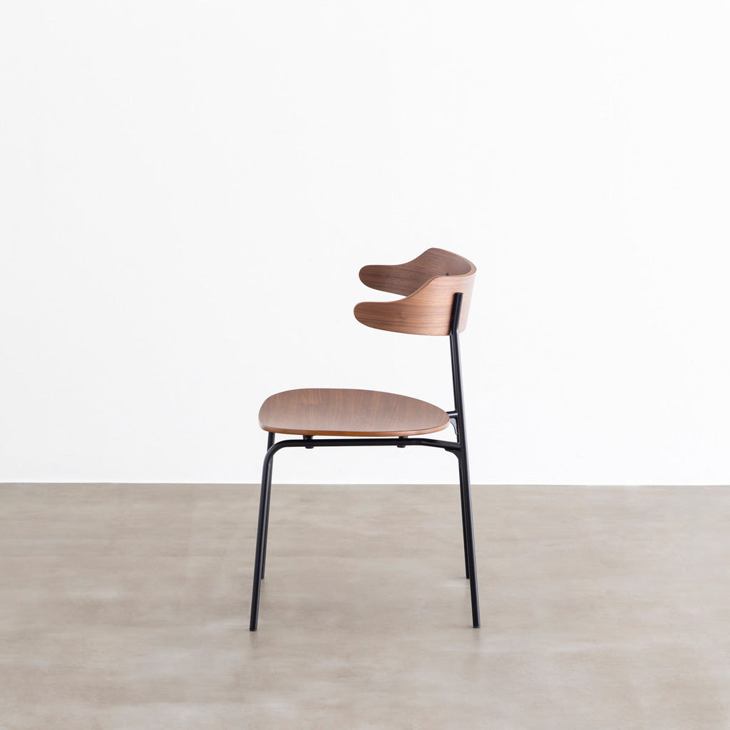 ウォールナット材プライウッドとスチールを組み合わせたブラウンのハーフアームの板座ダイニングチェア（横向き）