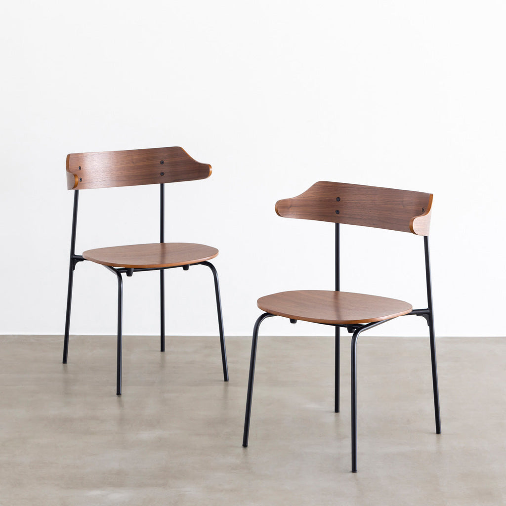 ウォールナット材プライウッドとスチールを組み合わせたブラウンのハーフアームの板座ダイニングチェア（2脚セット）