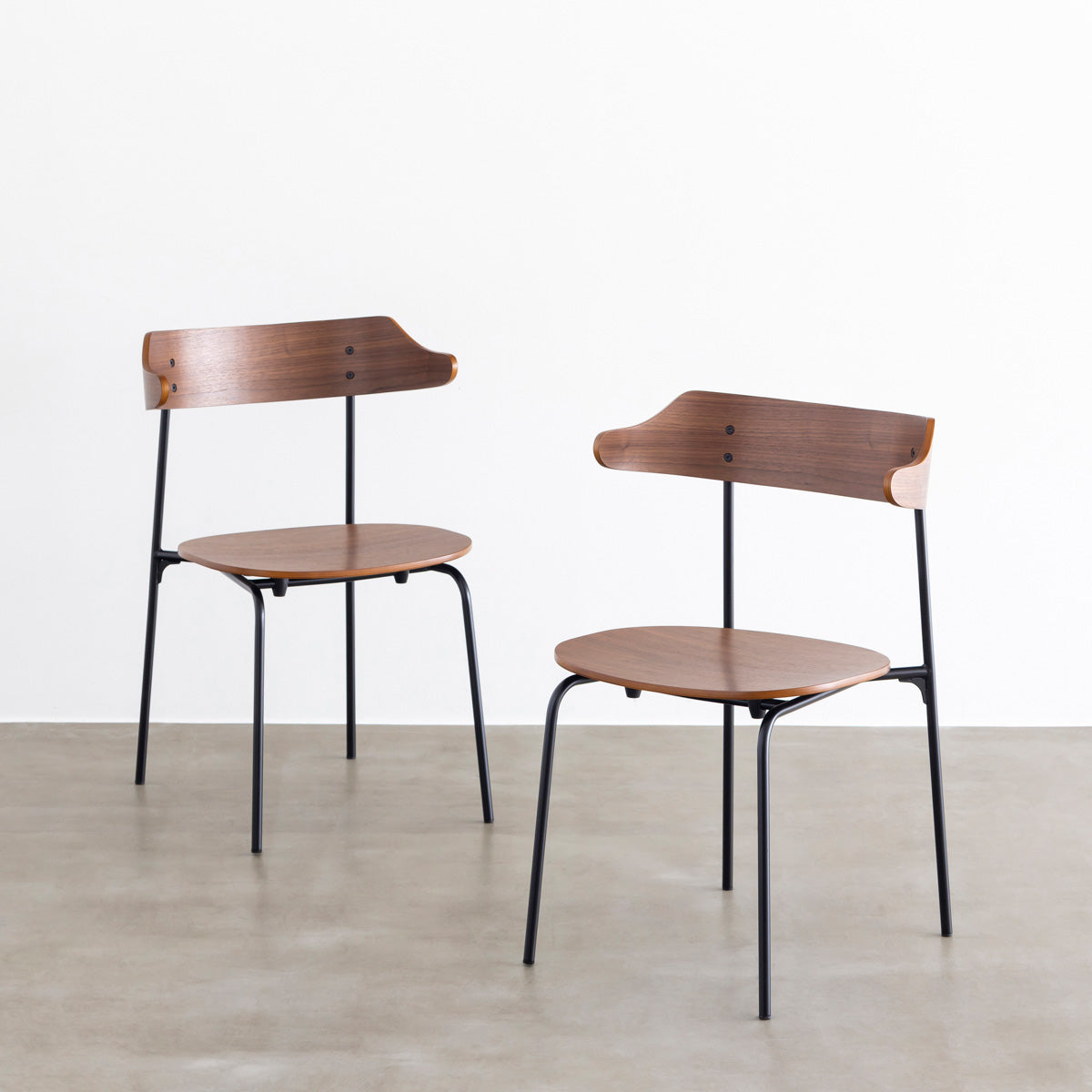 ウォールナット材プライウッドとスチールを組み合わせたブラウンのハーフアームの板座ダイニングチェア（2脚セット）