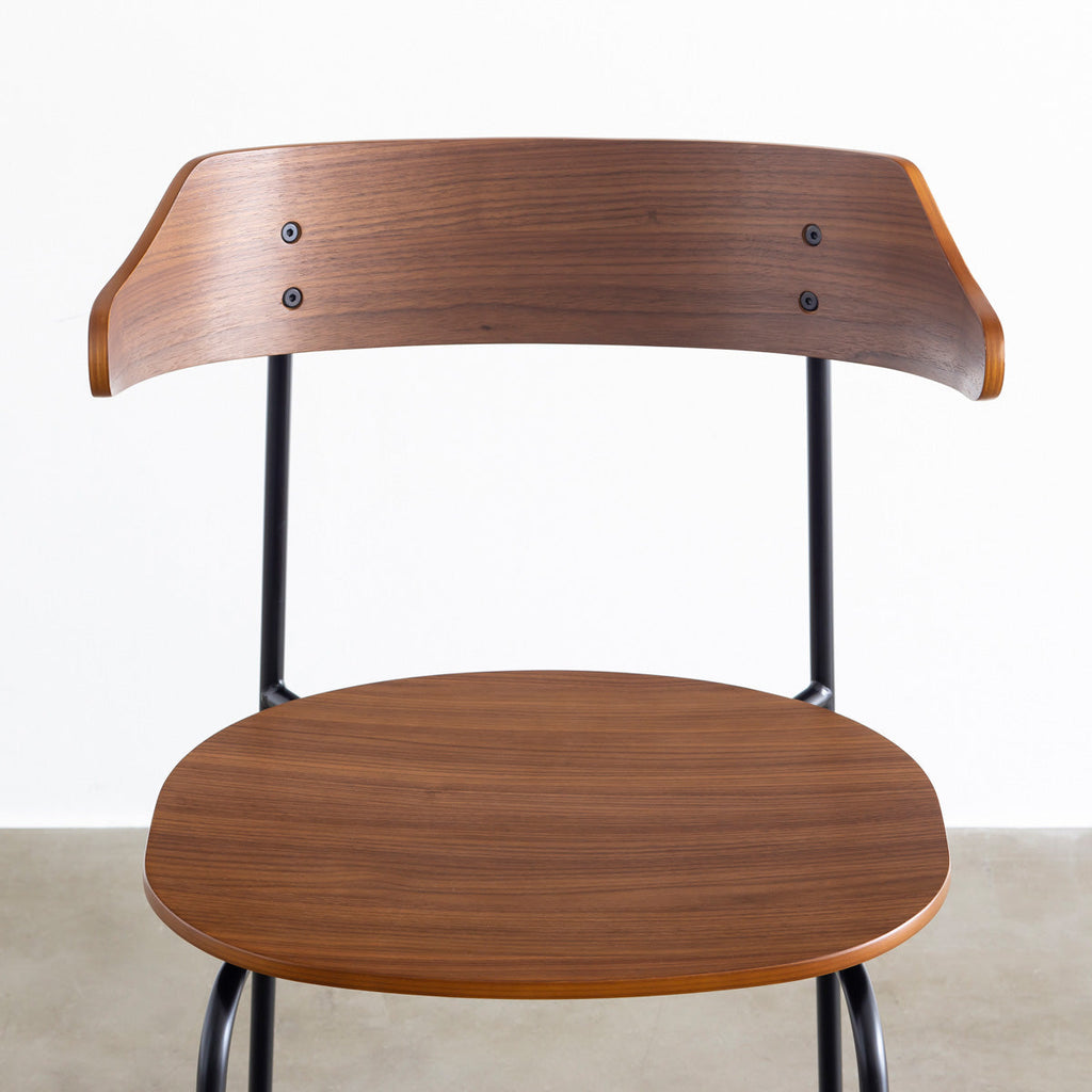 オーク材プライウッドとスチールを組み合わせたナチュラルカラーのハーフアームの板座ダイニングチェア（正面・クローズアップ）