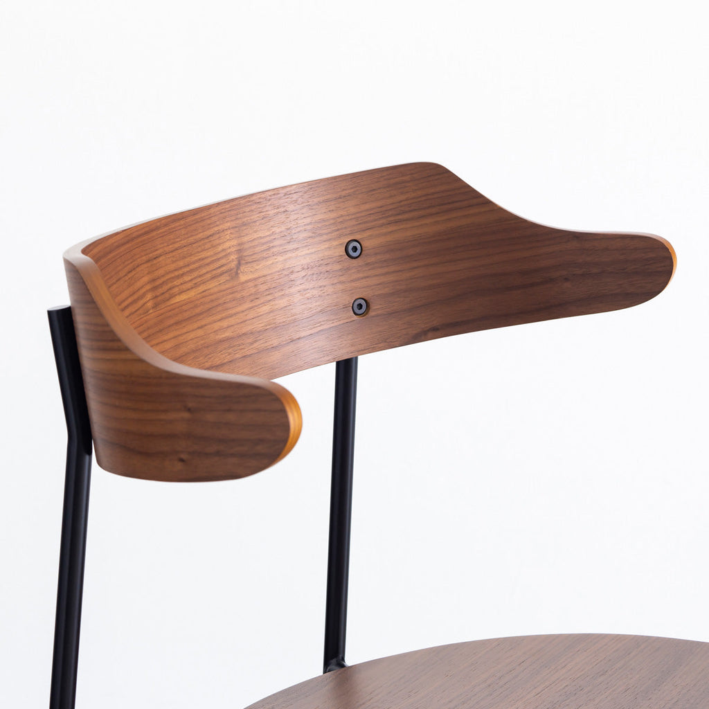 ウォールナット材プライウッドとスチールを組み合わせたブラウンのハーフアームの板座ダイニングチェア（上部・クローズアップ）