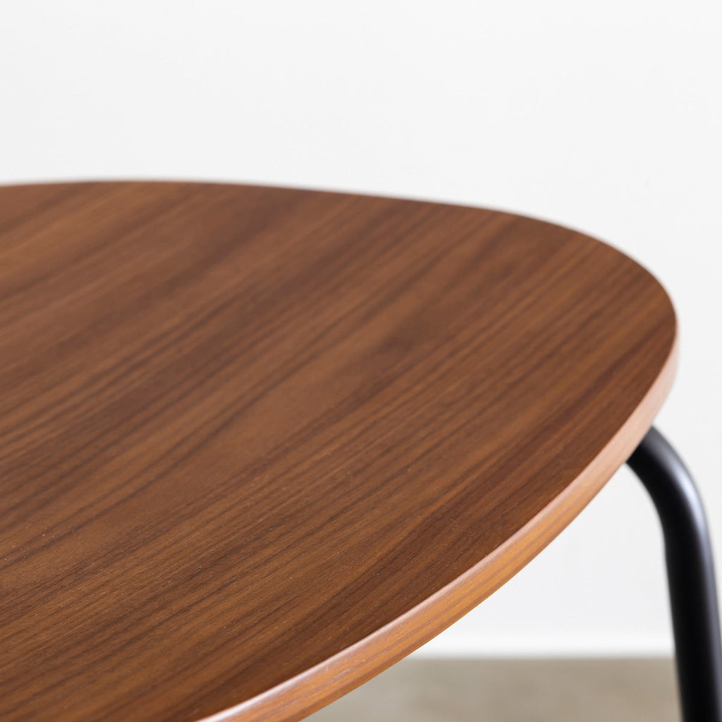 ウォールナット材プライウッドとスチールを組み合わせたブラウンのハーフアームの板座ダイニングチェア（中部・クローズアップ）