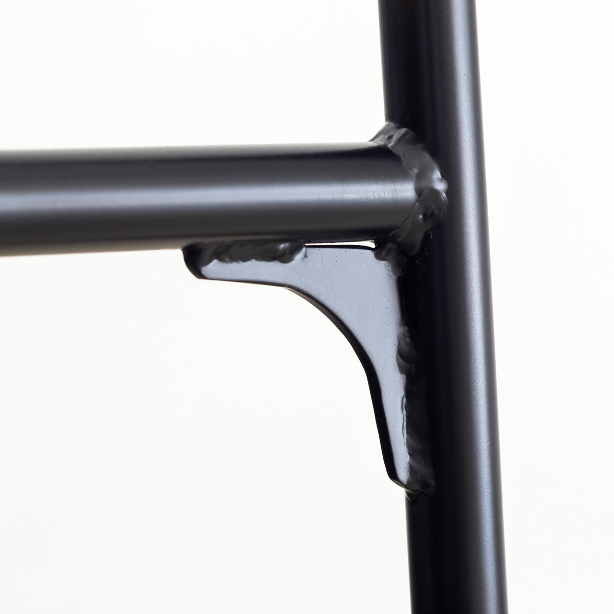 ウォールナット材プライウッドとスチールを組み合わせたブラウンのハーフアームの板座ダイニングチェア（脚・座面下部補強）