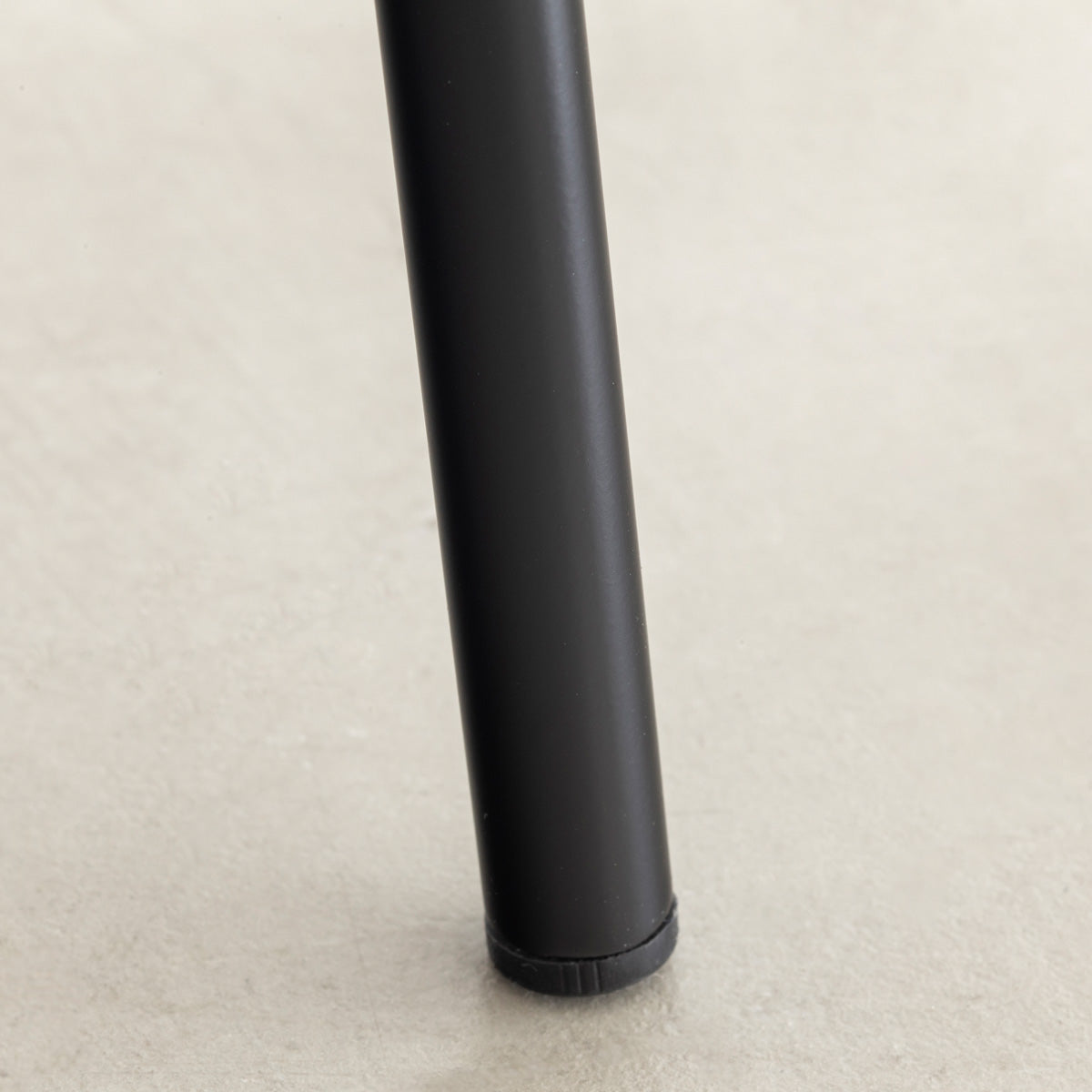 ウォールナット材プライウッドとスチールを組み合わせたブラウンのハーフアームの板座ダイニングチェア（下部・クローズアップ）