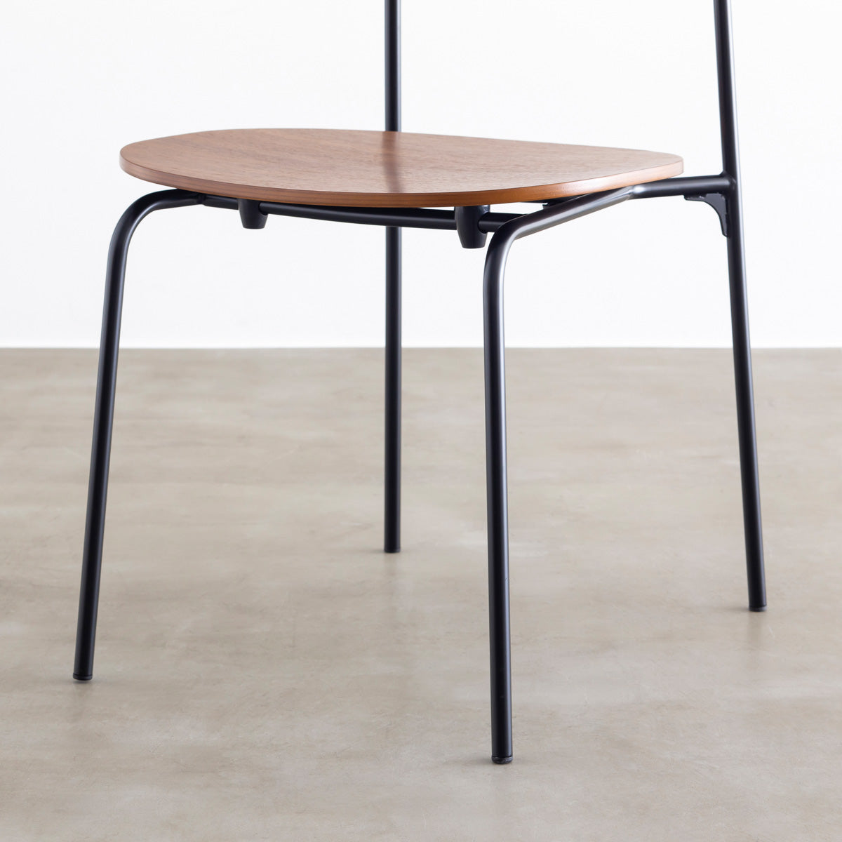 ウォールナット材プライウッドとスチールを組み合わせたブラウンのハーフアームの板座ダイニングチェア（座面と脚部）