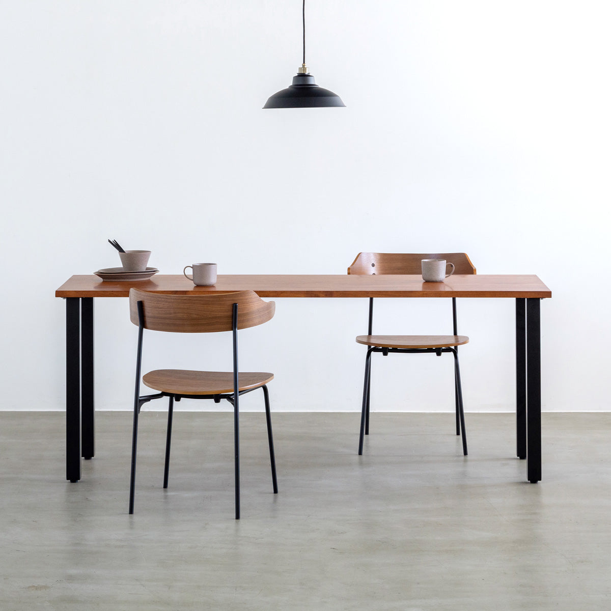 ウォールナット材プライウッドとスチールを組み合わせたブラウンのハーフアームの板座ダイニングチェア（使用イメージ）