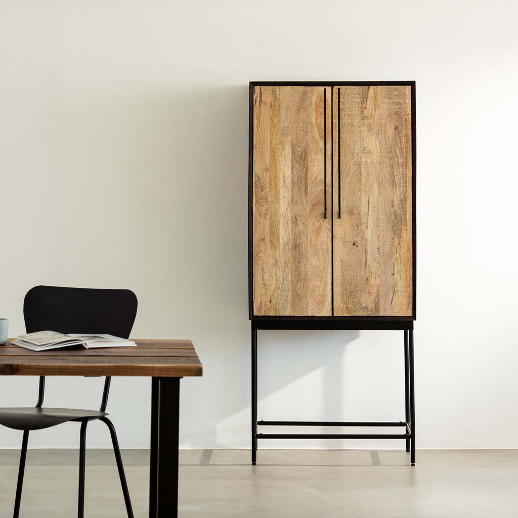 木材とスリムなアイアンを使用したヴィンテージデザインのキャビネットの使用例2