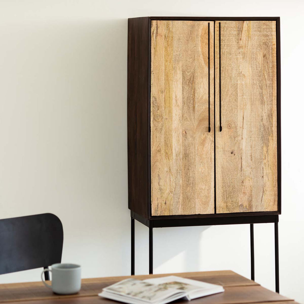 木材とスリムなアイアンを使用したヴィンテージデザインのキャビネットの使用例1