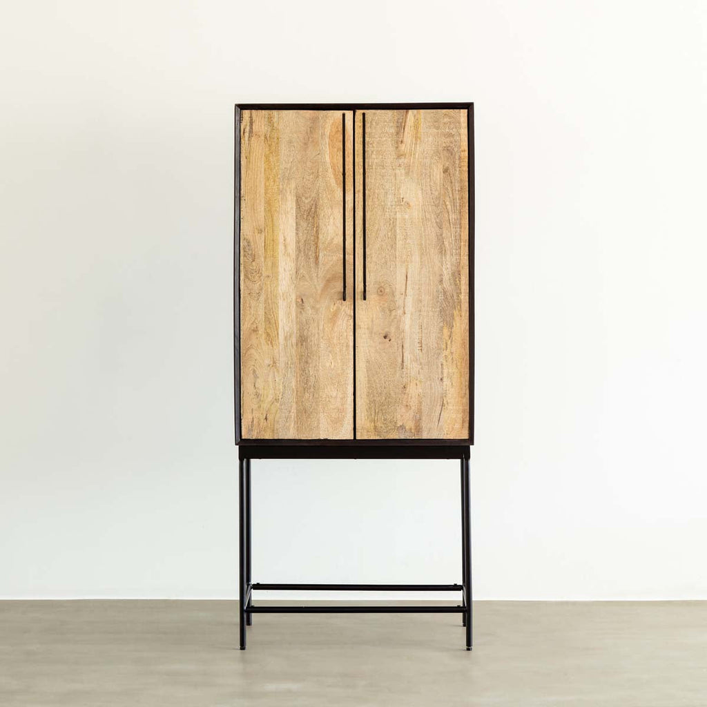 木材とスリムなアイアンを使用したヴィンテージデザインのキャビネット（正面）